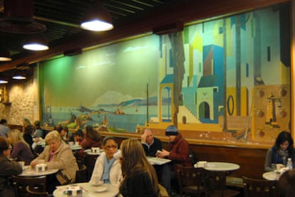 El café Vecchio de A Coruña, con el mural de Urbano Lugrís de fondo.