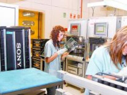 Trabajadoras en la f&aacute;brica de Sony de Viladecalvalls (Barcelona).