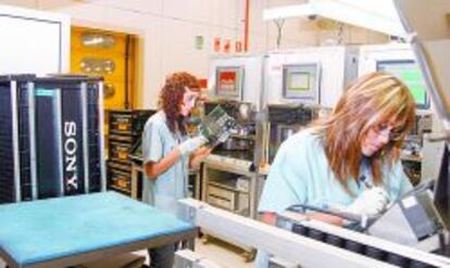 Trabajadoras en la f&aacute;brica de Sony de Viladecalvalls (Barcelona).