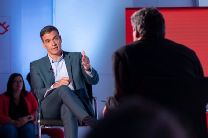 El presidente del Gobierno y secretario general del PSOE, Pedro Sánchez, y el ministro de Inclusión, Seguridad Social y Migraciones, José Luis Escrivá, en un acto sobre pensiones y empleo en Ferraz, el 21 de junio de 2023.