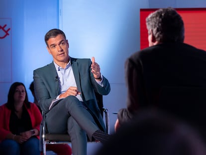 El presidente del Gobierno y secretario general del PSOE, Pedro Sánchez, y el ministro de Inclusión, Seguridad Social y Migraciones, José Luis Escrivá, en un acto sobre pensiones y empleo en Ferraz, el 21 de junio de 2023.