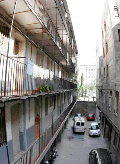 Interior de la corrala del número 63 de la calle de Fernández de la Hoz, en Chamberí.