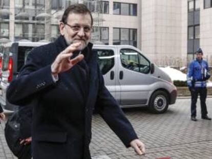 El presidente del Gobierno espa?ol, Mariano Rajoy, saluda a los fotgrafos a su llegada a la Cumbre de la Unin Europea en Bruselas (Blgica). EFE/Archivo