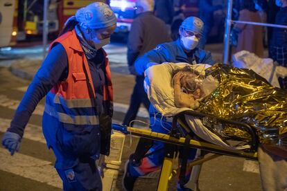 Una anciana es atendida en la calle tras el incendio en la residencia.