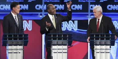 Mitt Romney (izquierda) y Newt Gingrich (derecha) escuchan a Herman Cain durante el debate.