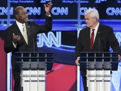 Mitt Romney (izquierda) y Newt Gingrich (derecha) escuchan a Herman Cain durante el debate.