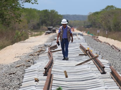 Trabajadores colocan durmientes y rieles en el tramo 3 de la ruta del Tren Maya, Calkiní-Izamal, en esta fotografía del 30 de abril de 2022.