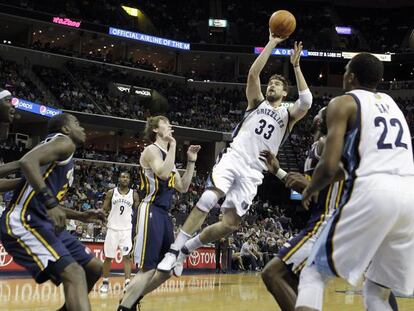 Marc Gasol lanza a canasta ante Millsap.