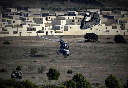Dos helicópteros, un Mil Mi-1 y un Chinook, durante las maniobras en la base de San Gregorio de Zaragoza.