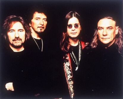 Con gafas, Ozzy posa con el resto de los miembros del grupo 'heavy' que le dio la fama: Black Sabbath.