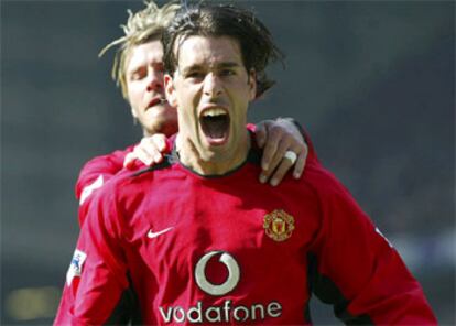 Van Nistelrooy celebra uno de sus goles con Beckham.