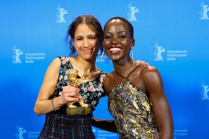 La directora francosenegalesa Mati Diop, de 41 años, con su Oso de Oro por 'Dahomey', junto a la actriz Lupita Nyong'o, presidenta del jurado oficial, este sábado en Berlín.