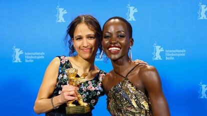 La directora francosenegalesa Mati Diop, de 41 años, con su Oso de Oro por 'Dahomey', junto a la actriz Lupita Nyong'o, presidenta del jurado oficial, este sábado en Berlín.