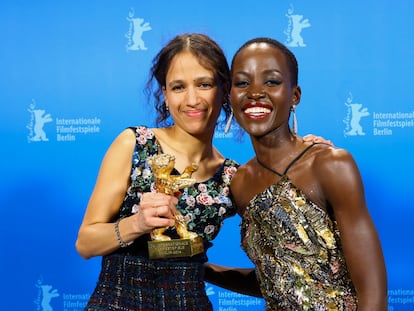 La directora francosenegalesa Mati Diop, de 41 años, con su Oso de Oro por 'Dahomey', junto a la actriz Lupita Nyong'o, presidenta del jurado oficial, este sábado en Berlín.