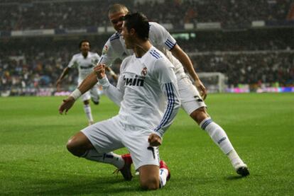 Cristiano celebra el primer gol del Madrid junto a Pepe.