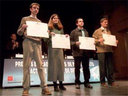 Cuatro de los 17 premiados muestran su diploma de premio extraordinario de bachillerato.