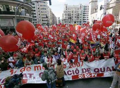 La Manifestación del Primero de Mayo, ayer en Valencia, en el momento de iniciar la marcha desde la plaza de San Agustín.