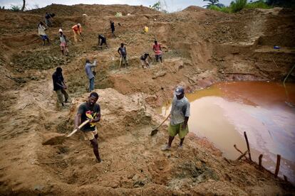 Mineros independientes cavan un pozo a las afueras de la concesión minera Octea, en Koidu (Sierra Leona). 