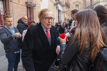 El candidato a presidente del Gobierno en la moción de censura registrada en el Congreso, Ramón Tamames, atiende a la prensa