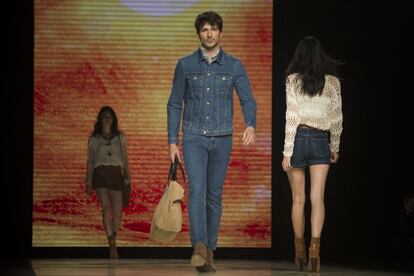 Andrés Velencoso amb pantalons i caçadora 'denim' i bossa de mà per a la primavera de Mango.