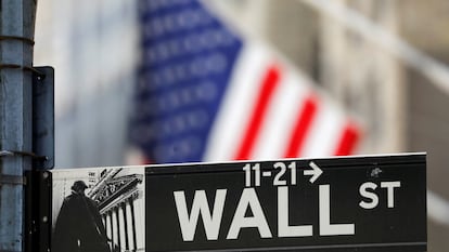 Una placa callejera muestra la dirección de Wall Street.