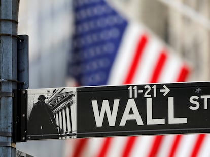 Una placa callejera muestra la dirección de Wall Street.