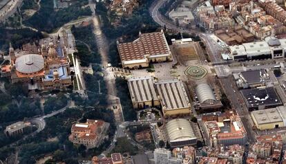 Vista aérea del MNAC (a la izquierda) y los pabellones de Victoria Eugénia (en la parte de arriba) y Alfonso XIII (en la de abajo).