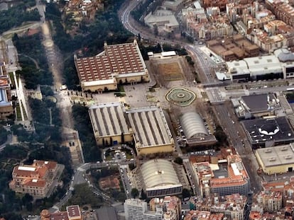 Vista aérea del MNAC (a la izquierda) y los pabellones de Victoria Eugénia (en la parte de arriba) y Alfonso XIII (en la de abajo).