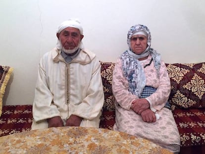 Aqbouch Aboyaaqoub i Hychami Charifa, avis del sospitós en recerca i captura, a casa seva, al Marroc.