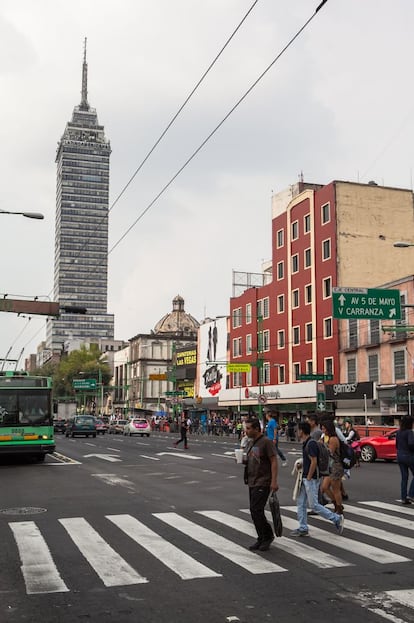 Vista actual de la Torre Latinoamericana desde el cruce de Victoria y Eje Central.