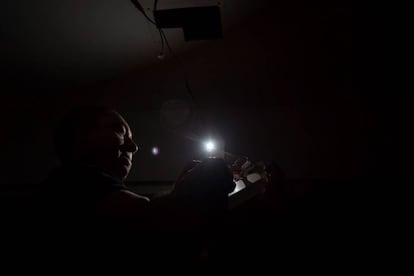 Un hombre trabaja en una oficina sin electricidad este lunes en Caracas durante el fallo eléctrico.