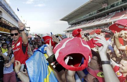 Fernando Alonso saluda a sus seguidores en el Circuito de Catalunya, en Montmel&oacute;, un d&iacute;a antes de que comience el Gran Premio de Espa&ntilde;a de F&oacute;rmula Uno. 