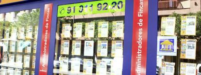Vista de un escaparate de una inmobiliaria en Madrid, con anuncios de pisos en venta.