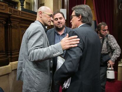 Ra&uuml;l Romeva, Oriol Junqueras y Artur Mas en el Parlament. 