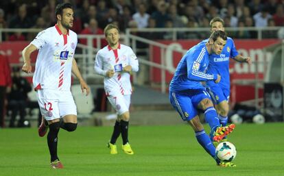 Bale dispara ante la mirada de Iborra