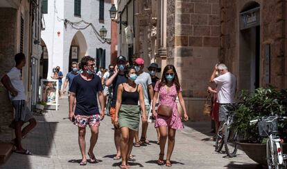 Turistas en el casco antiguo de Ciutadella, Menorca.