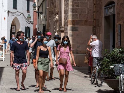 Turistas en el casco antiguo de Ciutadella, Menorca. 