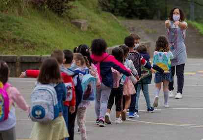 Llegada de los primeros alumnos del colegio Germán Fernández Ramos de Oviedo.