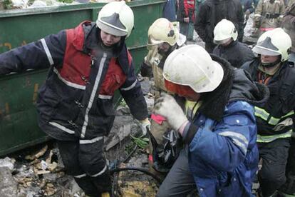 Segn fuentes oficiales podra haber hasta un centenar de personas atrapadas en los restos del mercado. "Los equipos de recate confan en que podrn sacar con vida a la mayora de las personas desde debajo de los escombros", ha declarado el jefe adjunto de Emergencia para la capital rusa, Yuri Sedelnikov, citado por la agencia Interfax.