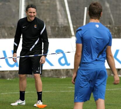 Philippe Montanier, de frente, sonríe en un momento del entrenamiento de la Real.