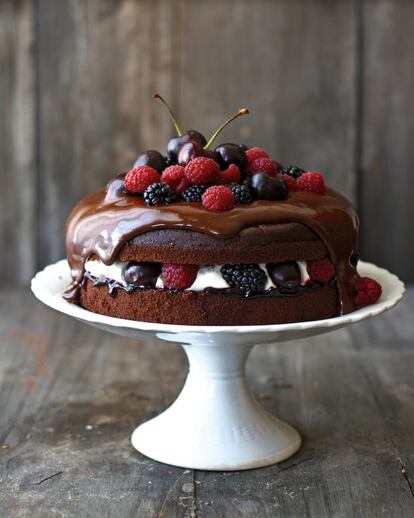 <p><b>Ingredientes</b> (para un molde de 15-18 centímetros)</p> <p>Para el bizcocho: 250 gramos de harina, 75 gramos de cacao puro en polvo, 250 gramos de azúcar, 3 cucharaditas de levadura química, 2 huevos, 250 mililitros de leche, 125 mililitros de aceite de girasol, 125 mililitros de agua caliente.</p><p>Para el relleno: 200 gramos de mermelada de cerezas, 200 gramos de frutos rojos, 250 mililitros de nata para montar fría, 2 cucharadas de azúcar.</p><p>Para la cobertura de chocolate: 200 gramos de nata para montar, 200 gramos de chocolate (55% cacao), 75 gramos de mantequilla.</p><p><b>Preparación</b></p><p>Precalentar el horno a 180 grados. Mezclar los ingredientes secos: harina, azúcares, vainilla, cacao y levadura. Batir los huevos y mezclar con la leche y el aceite. Añadir los ingredientes secos y el agua caliente. Hornear unos 45-60 minutos. Retirar del horno y dejar enfriar 10 minutos. Desmoldar boca abajo en una rejilla. Cuando esté frío, preparar la nata del relleno, montándola con el azúcar. Reservar en el frigorífico. Preparar el baño de chocolate: calentar la nata, retirar del fuego y agregar el chocolate troceado. Disolver, añadir la mantequilla, remover de nuevo. Dejar enfriar hasta que tenga la consistencia adecuada, no demasiado líquida. Cortar el bizcocho por la mitad, poner una capa de mermelada de cerezas. Con una manga pastelera, distribuir la nata montada por encima y algunos frutos rojos, reservando unos cuantos para decorar. Verter la ganaché sobre la tarta, decorar y servir inmediatamente.</p>