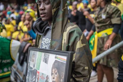 Muchos de los asistentes han acudido con recuerdos a los años de lucha de Winnie Mandela al funeral celebrado en Soweto, el 11 de abril de 2018.