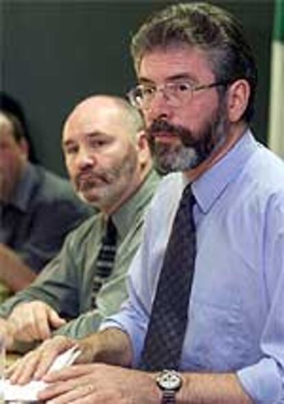 A la derecha, el presidente del Sinn Fein, Gerry Adams, con Alex Maskey, durante una rueda de prensa el pasado agosto.