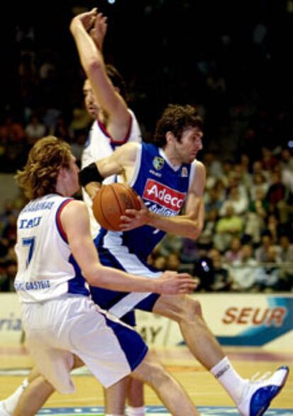 El escolta serbio Nikola Loncar (derecha), del Estudiantes, intenta pasar ante la oposición de los jugadores del Tau Ceramica, Macijauskas y Scola.