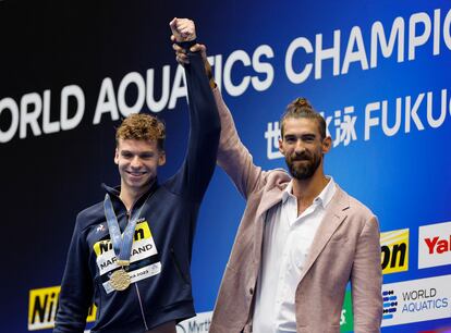 Michael Phelps felicita a Léon Marchand en el podio de Fukuoka.