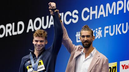 Michael Phelps felicita a Léon Marchand en el podio de Fukuoka.