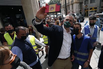 El secretario general de Vox, Javier Ortega Smith, se hace una fotografía con un simpatizante de su partido, el pasado sábado en Málaga.