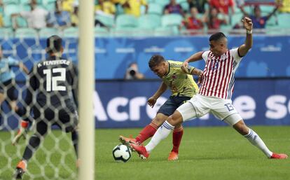 Gustavo Cuéllar marca el gol de la victoria de Colombia sobre Paraguay.