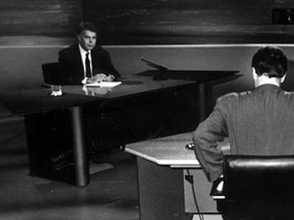 González (izquierda) y Aznar, durante el debate en Antena 3 en 1993. De espaldas, el moderador.