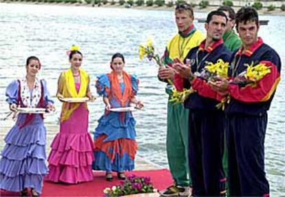 Los palistas españoles Carlos Pérez Rial (derecha) y Emilio Merchán, ayer durante la entrega de medallas de la Copa del Mundo de Piragüismo.